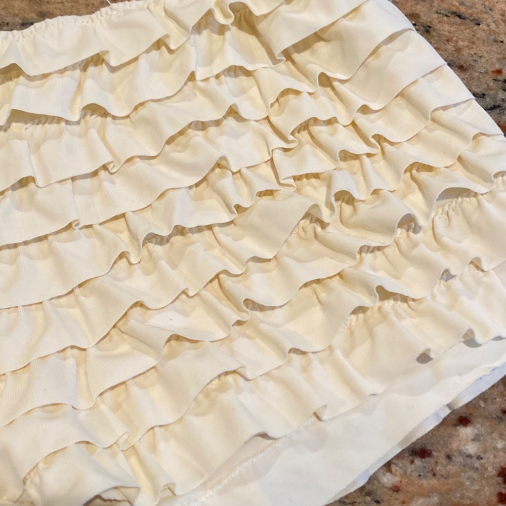 EDIKTED RUFFLED MINI SHORTS - Picture 2 of 4